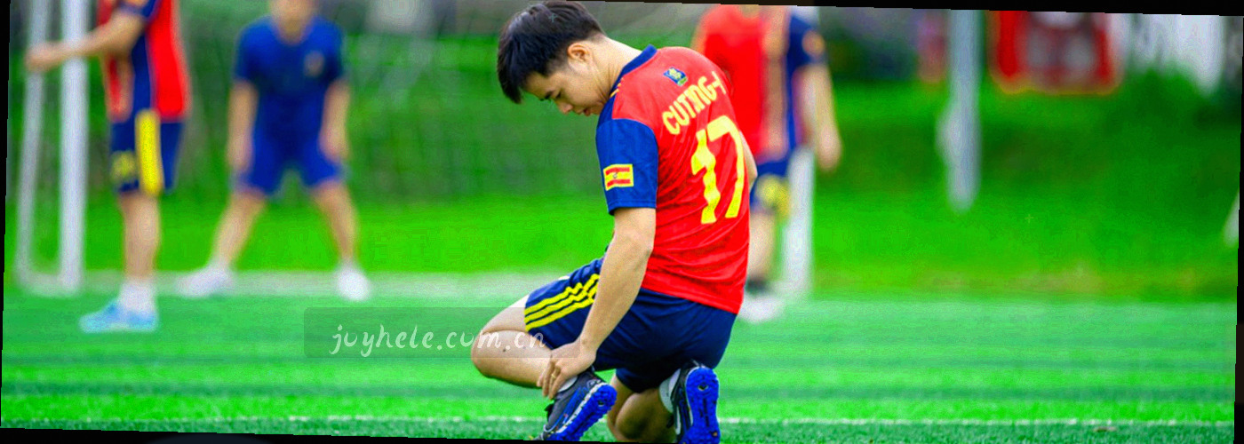 横向刻度尺与一条折线，刻度上分布着五个印章式版本标记，色调为琥珀金与深海蓝绿
